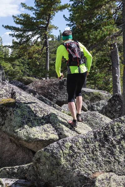 Ergaki, Rusko - 05 srpen 2017: Neznámý mužský atlet vede přes pohoří, účastníkem v soutěži Trailanning Skayranfest 5 srpna 2017 v Ergaki národním parku, Rusko. — Stock fotografie