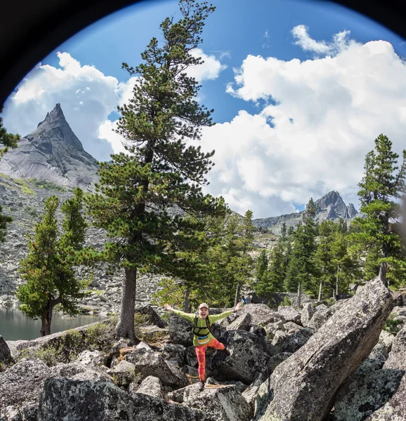 ERGAKI, RUSSIE - 05 AOÛT 2017 : sportive inconnue traversant les montagnes, participante au concours de trail SKAYRANFEST 5 août 2017 dans le parc national Ergaki, Russie . — Photo