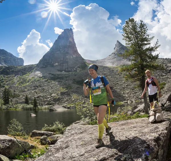 ERGAKI, RUSSIA - 05 AGOSTO 2017: Diversi atleti corrono tra le montagne, i partecipanti seguono la competizione SKAYRANFEST il 5 agosto 2017 nel Parco Nazionale di Ergaki, Russia . — Foto Stock