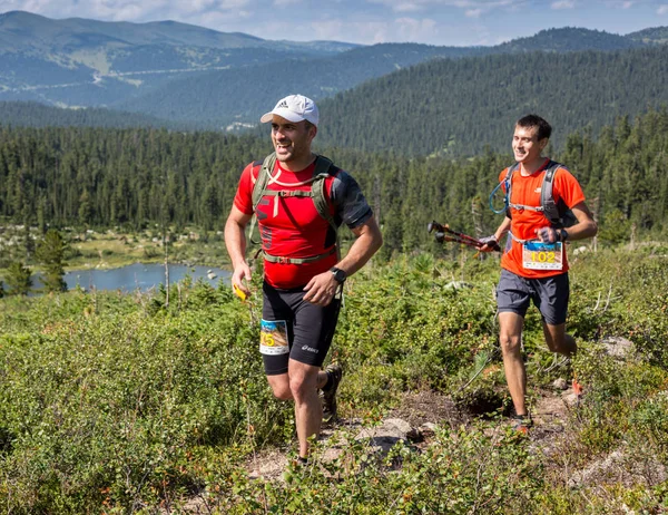 ERGAKI, RUSSIA - 05 AGOSTO 2017: Diversi atleti corrono tra le montagne, i partecipanti seguono la competizione SKAYRANFEST il 5 agosto 2017 nel Parco Nazionale di Ergaki, Russia . — Foto Stock