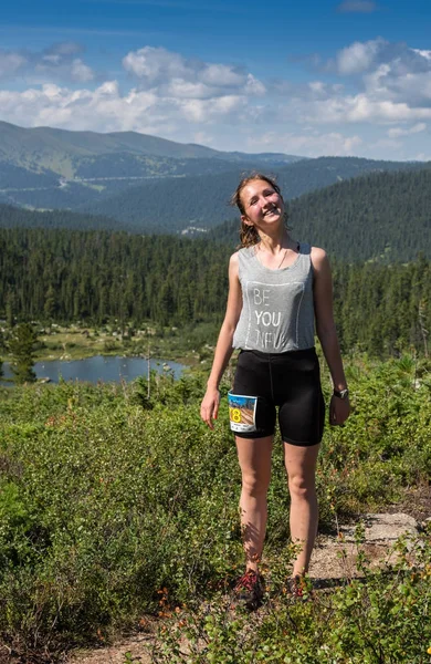 ERGAKI, RÚSSIA - AGOSTO 05 2017: Menina desconhecida caminha pelas montanhas, participante do concurso TRAILING S=RANFEST 5 de agosto de 2017 no Parque Nacional Ergaki, Rússia . — Fotografia de Stock