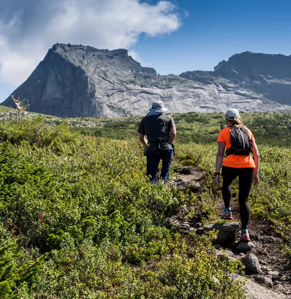 Ergaki, Ryssland - augusti 05 2017: Flera idrottare kör genom bergen, deltagarna avslutande tävlingen Skayranfest 5 augusti 2017 i Ergaki National Park, Ryssland. — Stockfoto