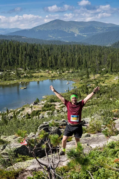 Ergaki, Oroszország - augusztus 05 2017: Egy ismeretlen férfi sportoló fut át a hegyeken, a Trailanning verseny Skayranfest résztvevője augusztus 5, 2017-Ergaki Nemzeti Park, Oroszország. — Stock Fotó