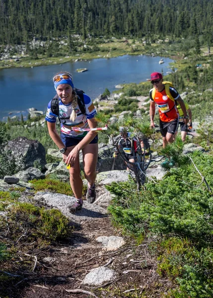 ERGAKI, RUSSIA - 05 AGOSTO 2017: Diversi atleti corrono tra le montagne, i partecipanti seguono la competizione SKAYRANFEST il 5 agosto 2017 nel Parco Nazionale di Ergaki, Russia . — Foto Stock