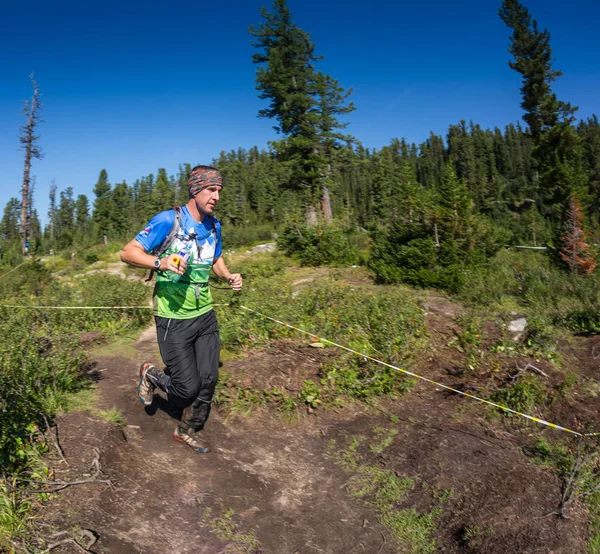 Ergaki, Rusland - augustus 05 2017: Een onbekende mannelijke atleet loopt door de bergen, een deelnemer in de competitie van de Trailanning Skayranfest de Ergaki National Park, Rusland, 5 augustus 2017. — Stockfoto