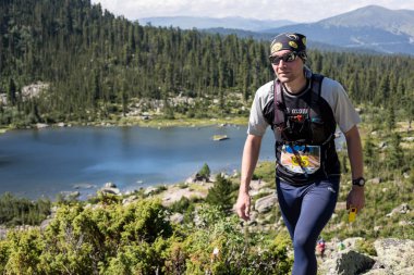 Ergaki, Rusya Federasyonu - 05 Ağustos 2017: Bilinmeyen bir erkek atlet Dağları, Trailanning rekabet Skayranfest bir katılımcı 5 Ağustos 2017 Ergaki Milli Parkı, Rusya'da çalışır.