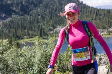 Ergaki, Rusya Federasyonu - 05 Ağustos 2017: Bilinmeyen kız dağlar, Ergaki Milli Parkı, Rusya'da firar yarışmanın Skayranfest 5 Ağustos 2017 katılımcı yürür..