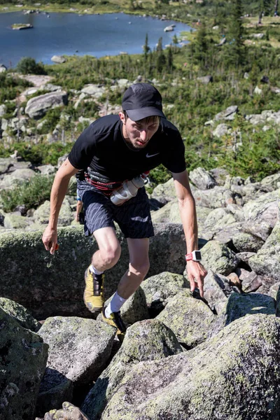 Ergaki, Rusland - augustus 05 2017: Een onbekende mannelijke atleet loopt door de bergen, een deelnemer in de competitie van de Trailanning Skayranfest de Ergaki National Park, Rusland, 5 augustus 2017. — Stockfoto