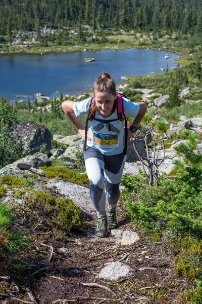 Ergaki，俄罗斯-2017 年 8 月 5 日： 未知的女孩女运动员贯穿山，参与者在 trailrunning 比赛 Skayranfest 国家公园 Ergaki，俄罗斯在 2017 年 8 月 5 日. — 图库照片