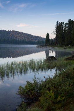 Harika güneşli gün dağ gölüdür. Yaratıcı kolaj. Güzellik dünya Ergaki Ulusal Park, Rusya Federasyonu