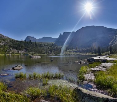 Harika güneşli gün dağ gölüdür. Yaratıcı kolaj. Güzellik dünya Ergaki Ulusal Park, Rusya Federasyonu