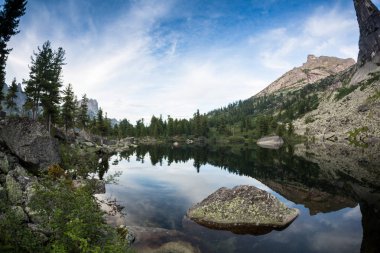 Dağ kırsal sakin uzak Gölü yansıma kavramı mavi, Ergaki Park, Rusya Federasyonu