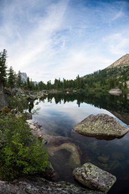 Dağ kırsal sakin uzak Gölü yansıma kavramı mavi, Ergaki Park, Rusya Federasyonu