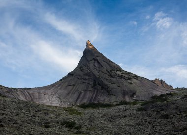 Yüksek dağ kayalıklarla Ergaki Milli Parkı, Rusya Federasyonu