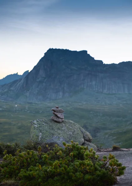Piedra colgante se encuentra en la superficie inclinada de la montaña por encima del precipicio. Una enorme roca de granito y sienita es apoyada por una pequeña área en la montaña. Parque Ergaki. Rusia —  Fotos de Stock