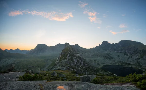 Sunrise in Bergen in het Ergaki national park, Rusland — Stockfoto