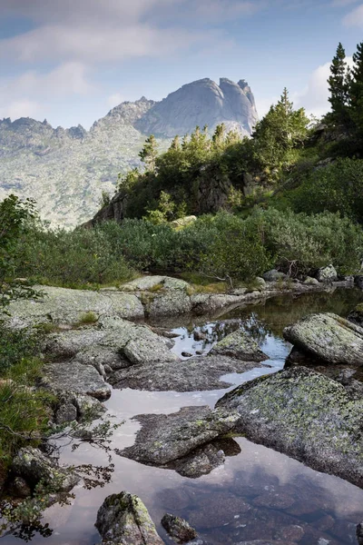 Fantastische zonnige dag is in bergmeer. Creatieve collage. Wereld van de schoonheid in het Ergaki national park, Rusland — Stockfoto