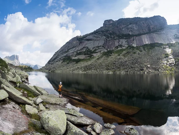 Lány élvezze a gyönyörű hegyi tó, a Ergaki nemzeti park, Oroszország — Stock Fotó