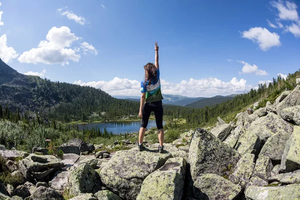 女の子は、ロシア Ergaki 国立公園内の美しい山間の湖をお楽しみください。 — ストック写真