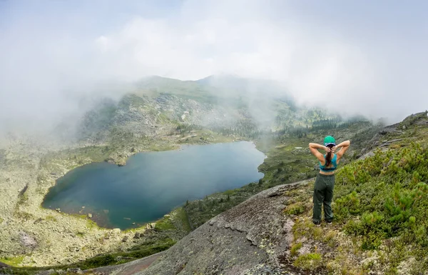 Ragazza godere di un bellissimo lago di montagna, nel parco nazionale di Ergaki, Russia — Foto Stock