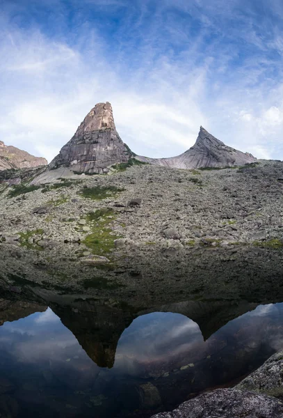 Blue Mountain ländlichen ruhigen entlegenen See Reflexion Konzept, in ergaki park, Russland — Stockfoto