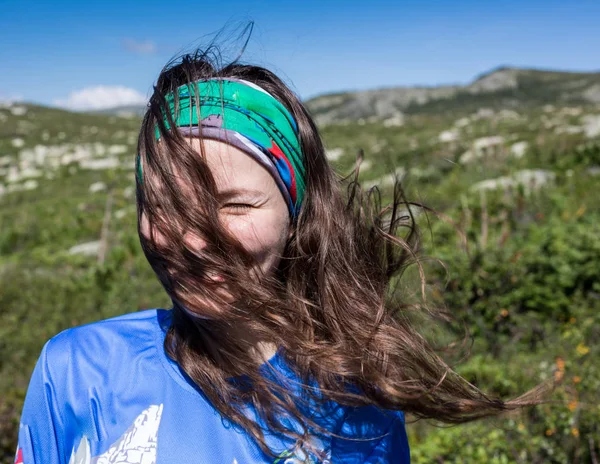 Portret van een meisje op een winderige dag — Stockfoto