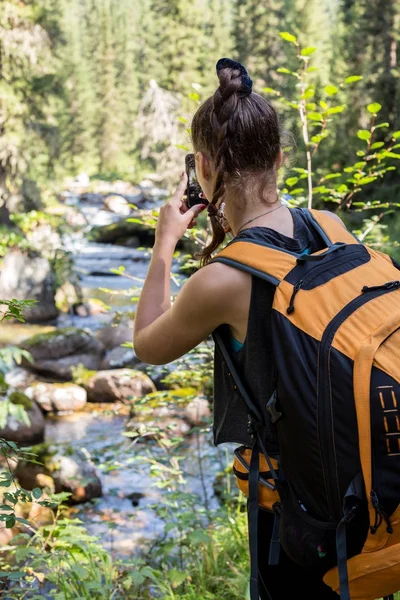 徒步旅行在山峰与智能手机拍照的女人 — 图库照片