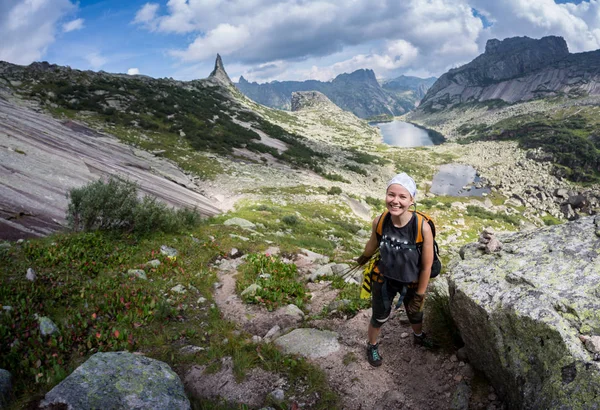 Wanderin mit Rucksack im Gebirge mit wunderschöner Himalaya-Landschaft im Hintergrund Bergsteigen Sport Lifestyle-Konzept — Stockfoto