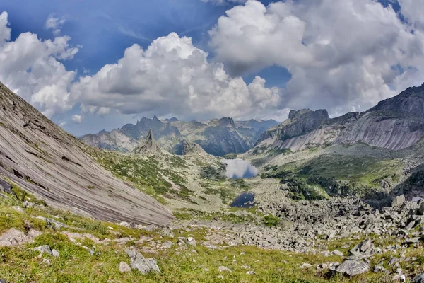 Tebing pegunungan tinggi di Taman Nasional Ergaki, Rusia — Stok Foto