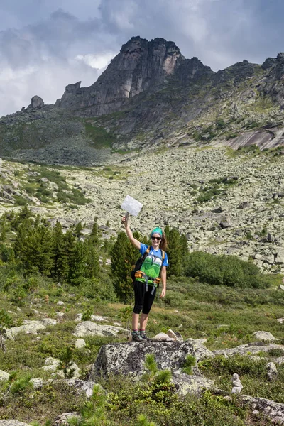 Wanderin mit Rucksack im Gebirge mit wunderschöner Himalaya-Landschaft im Hintergrund Bergsteigen Sport Lifestyle-Konzept — Stockfoto