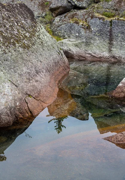 俄罗斯 Ergaki 高山湖泊和谐的镜像思考 — 图库照片