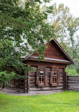 ülke bahçesinde ağaçlar, tekerlek ve pulluk