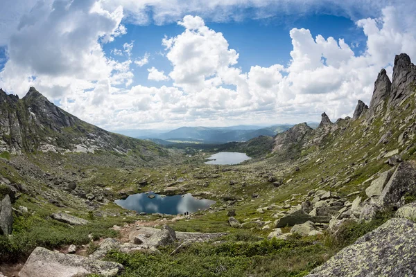 Fantasztikus napos hegyi tó található. Kreatív kollázs. Szépség világ, a Ergaki nemzeti park, Oroszország — Stock Fotó