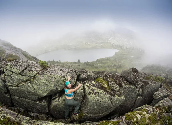 Mladá žena nosí v horolezecké vybavení, stojící před venkovní kamenné skály a příprava na stoupání, pohled zezadu — Stock fotografie