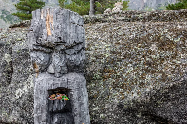 Holzstatue des slawischen Gottes Perun im Ergaki-Nationalpark, Russland — Stockfoto