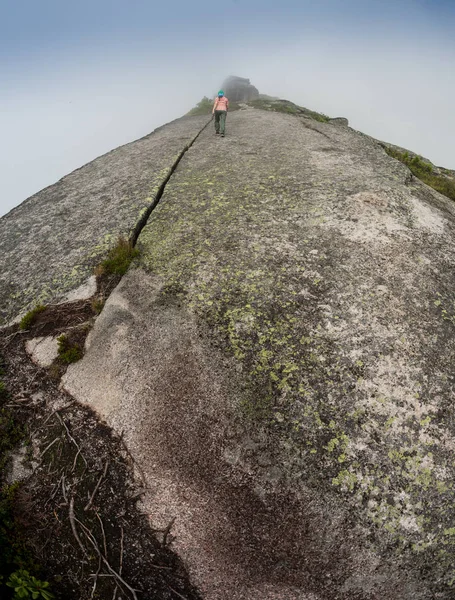 Mulher em pé sobre rocha sólida para evitar terremoto — Fotografia de Stock