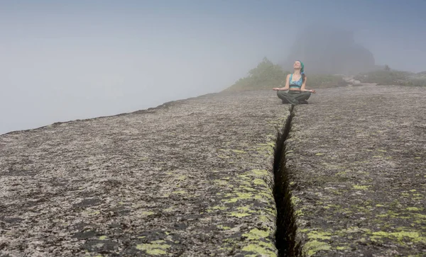 Mujer de pie sobre roca sólida para evitar terremoto —  Fotos de Stock