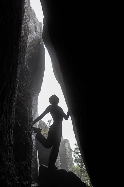 Mann steht zwischen Felswänden und blickt visionär in die Zukunft. — Stockfoto