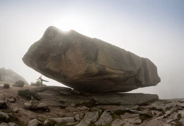 Horolezec je bouldering v přírodě. Dívka se šplhá na velký kámen. Žena, která dělá sportovní venku. Sportovec se zabývá činností venku. — Stock fotografie