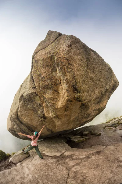 登山者是在自然的抱石。女孩爬上一块大石头。女人做户外运动。运动员从事户外活动. — 图库照片