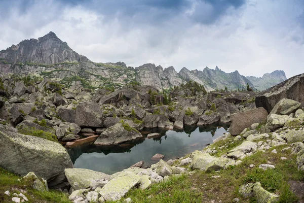 Spiegelreflexe in See-Harmonie im Hochgebirge von Ergaki, Russland — Stockfoto