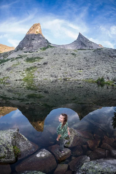 湖艺术家壮观的看法一个最被拍照的湖在 Ergaki, 俄国 — 图库照片