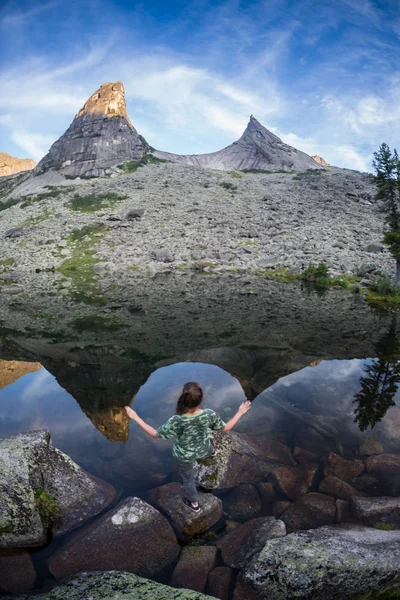 La vista spettacolare degli artisti del lago uno dei laghi più fotografati a Ergaki, Russia — Foto Stock