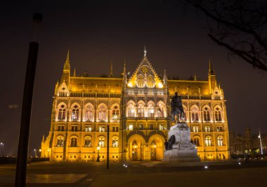 Budapeşte 'deki parlamento binasının gece görüşü.