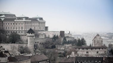 Budapeşte, Macaristan - 20 Şubat 2016: Tower of Fishermans Bastion Budapeşte, Macaristan