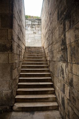 Eski kasaba Budva, Karadağ, merdiven ve eski fener ile evlerin avlusu