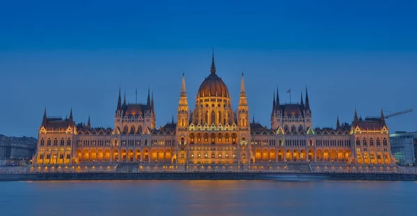 Natteudsigt over parlamentsbygningen i Budapest. - Stock-foto