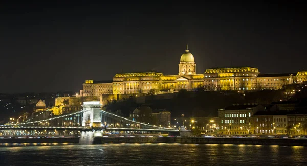 Mátyás-templom és a Halászbástya Budapest Magyarország - városkép építészeti háttér — Stock Fotó