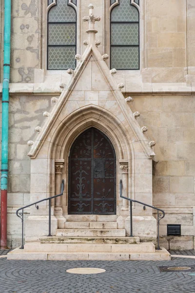 Puerta decorada a la iglesia gótica, Budapest Hungría . — Foto de Stock