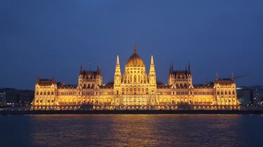 Gece görünümüne Budapeşte Parlamentosu nehirden. Macarca Parlemento Binası, Macarca başkent, Budapeşte, Macaristan